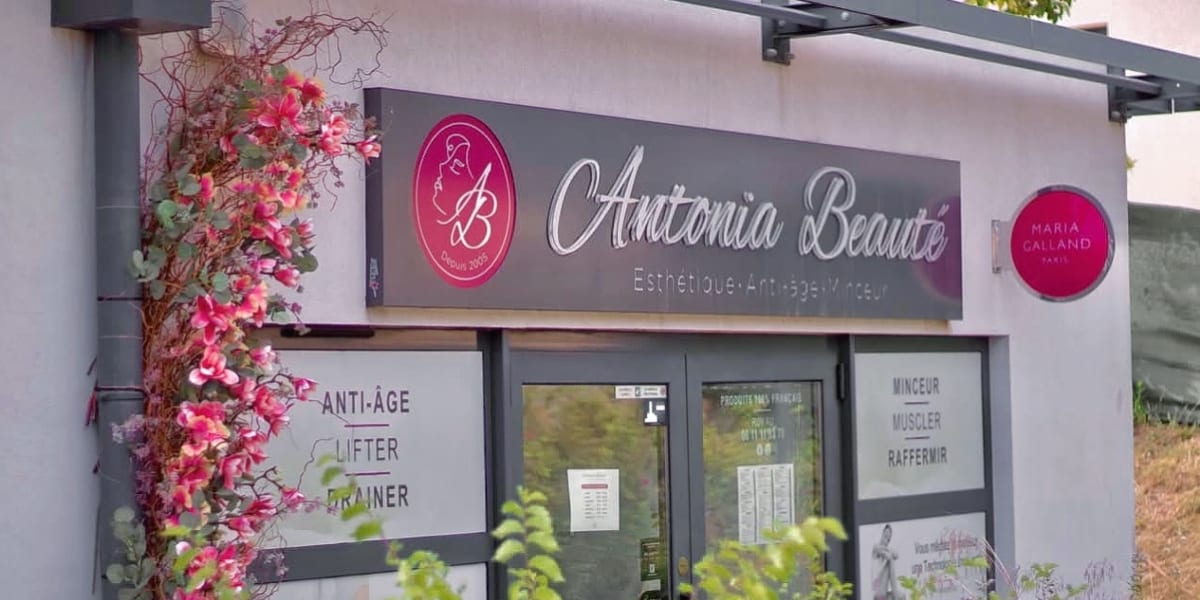 Antonia Beauté - Sourcils & cils Fréjus - Photo de couverture - OneBooking