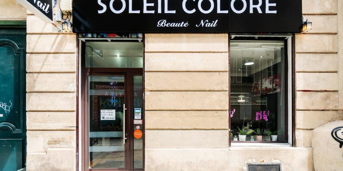 Soleil colore - Onglerie Paris - Photo de couverture - OneBooking