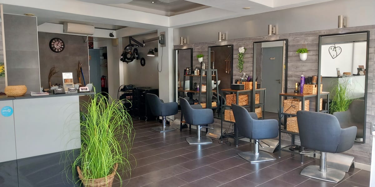 L’hair du temps (De mèches avec vous) - Sourcils & cils Martigues - Photo de couverture - OneBooking