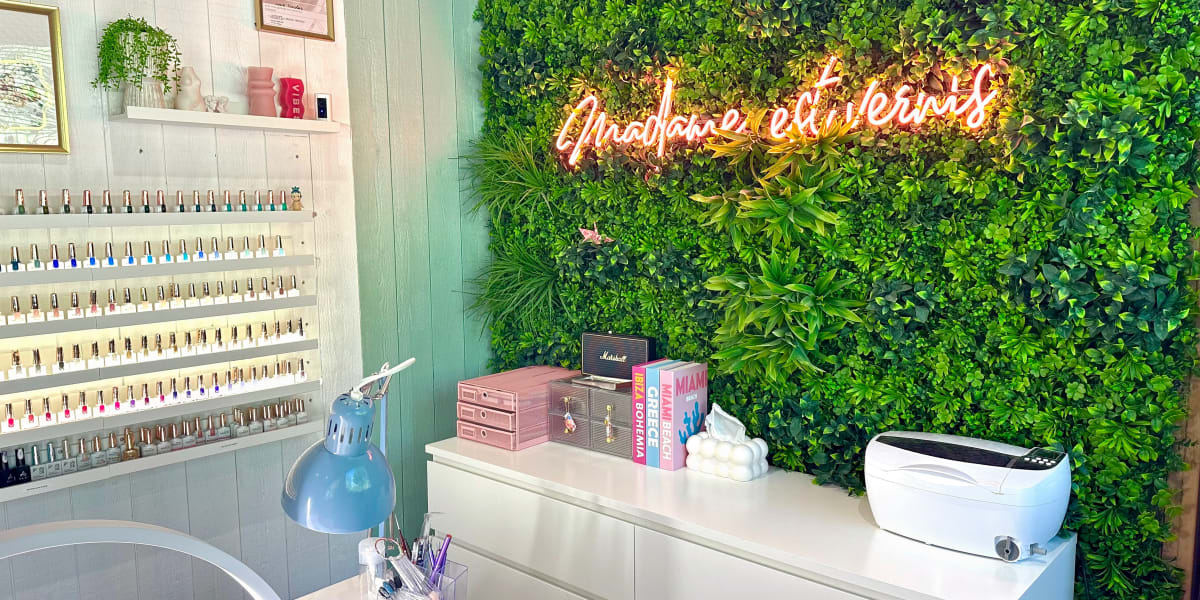 Madame est vernis - Onglerie Trappes - Photo de couverture - OneBooking