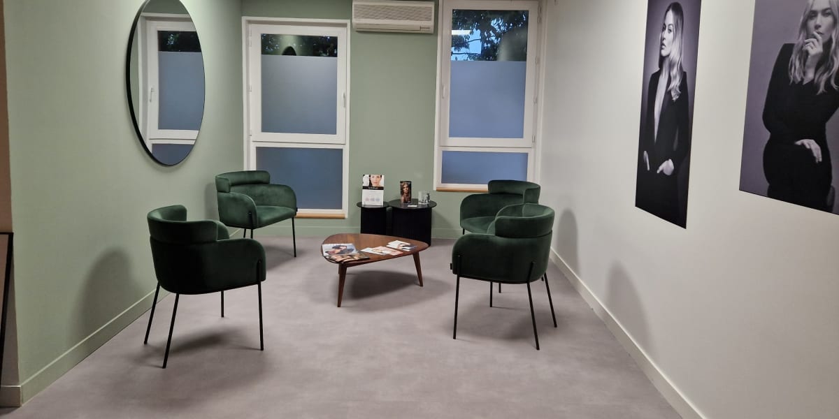 Dr Laure Brouard (médecine esthétique, injections, épilation laser, hydrafacial et cryolipolyse) - Sourcils & cils La Rochelle - Photo de couverture - OneBooking