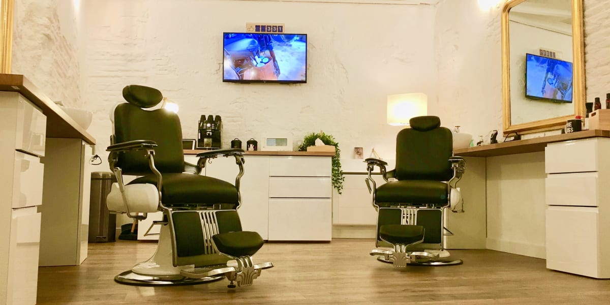 Un homme d'influence - Coiffure Toulouse - Photo de couverture - OneBooking