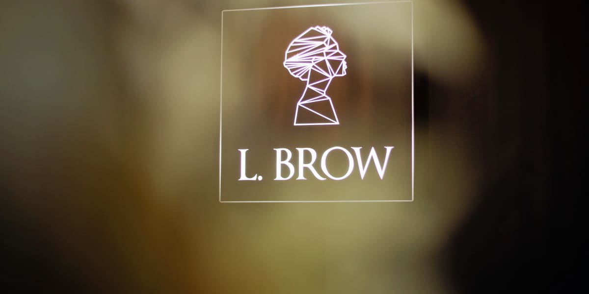 L. BROW - Sourcils & cils Nanterre - Photo de couverture - OneBooking