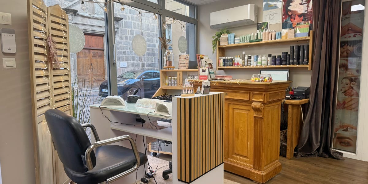 Marie Baume coiffeur coloriste végétal - Coiffure Montbrison - Photo de couverture - OneBooking
