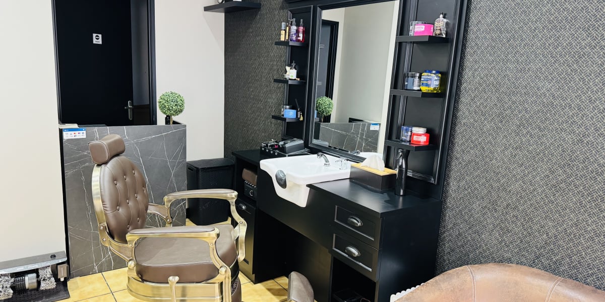 Carré Noir Homme - Coiffure Dijon - Photo de couverture - OneBooking