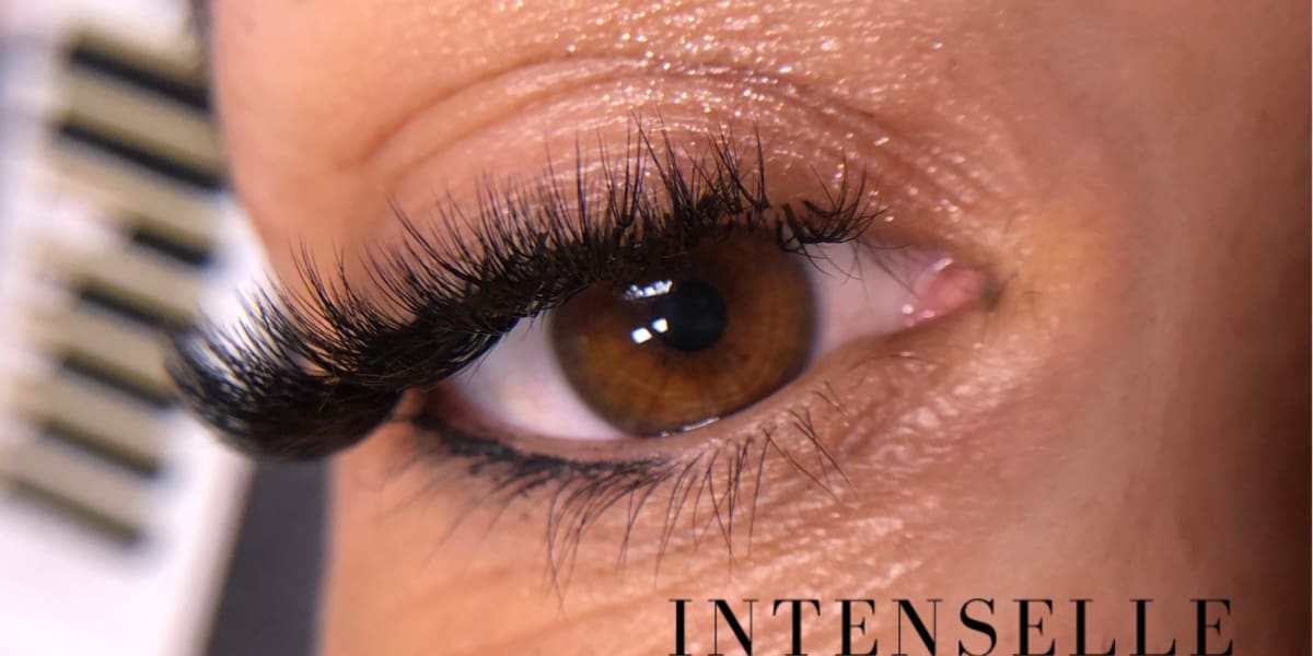 Intenselle - Sourcils & cils cayenne - Photo de couverture - OneBooking