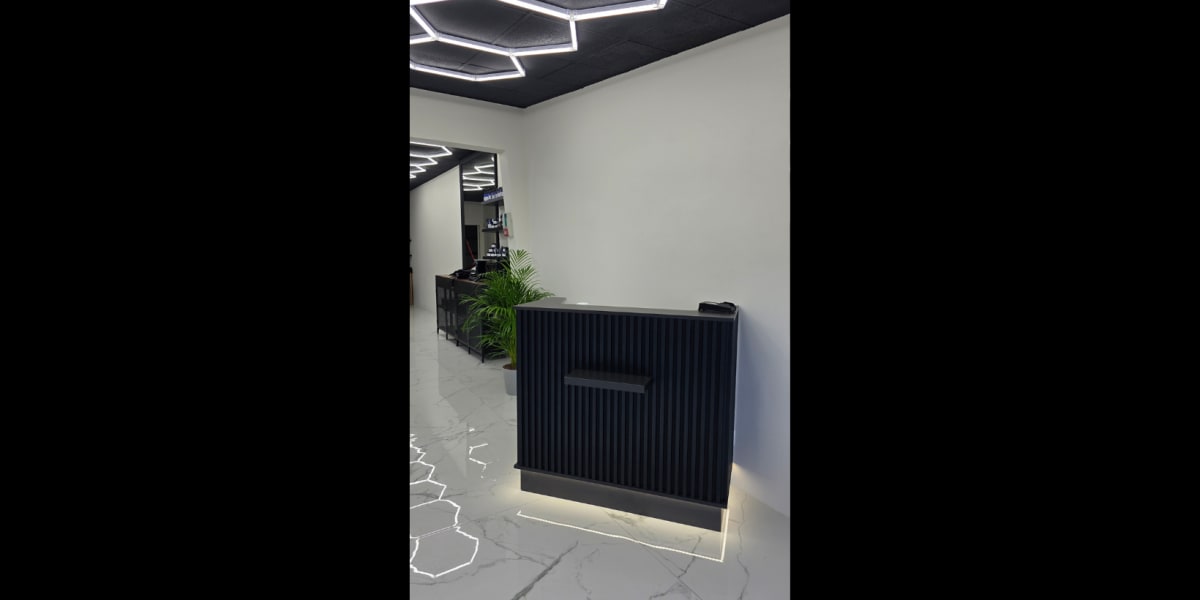The Black Lion - Coiffure Villeneuve-Loubet - Photo de couverture - OneBooking