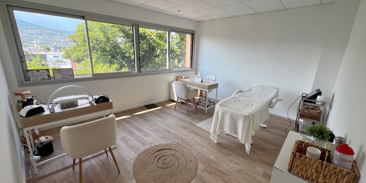 Les soins de Laurie : luxopuncture et prothésiste ongulaire - Institut de beauté Cannes - Photo de couverture - OneBooking