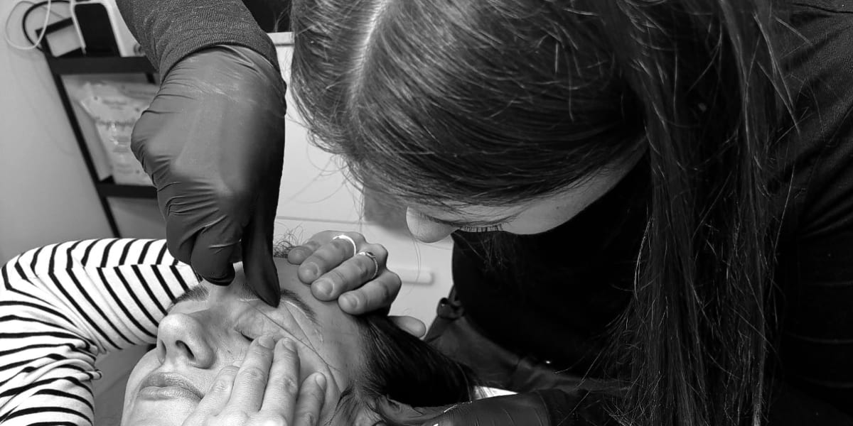 La pause beauté Hyères - Sourcils & cils Hyères - Photo de couverture - OneBooking