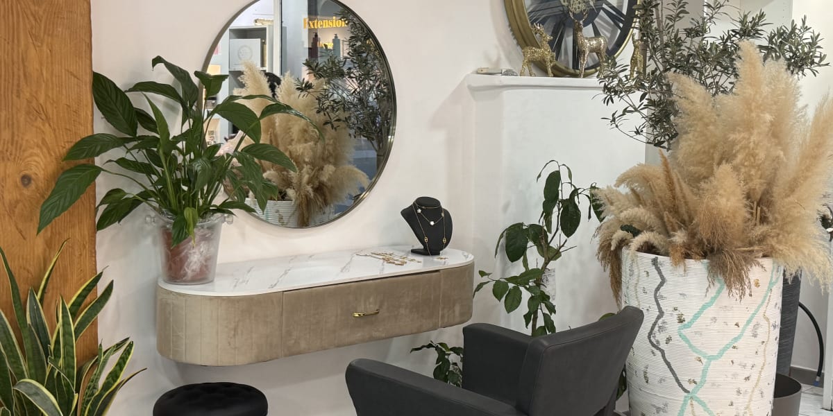 Lyna Beauty Cosmetic ( x Milli Nails 83) - Coiffure Toulon - Photo de couverture - OneBooking