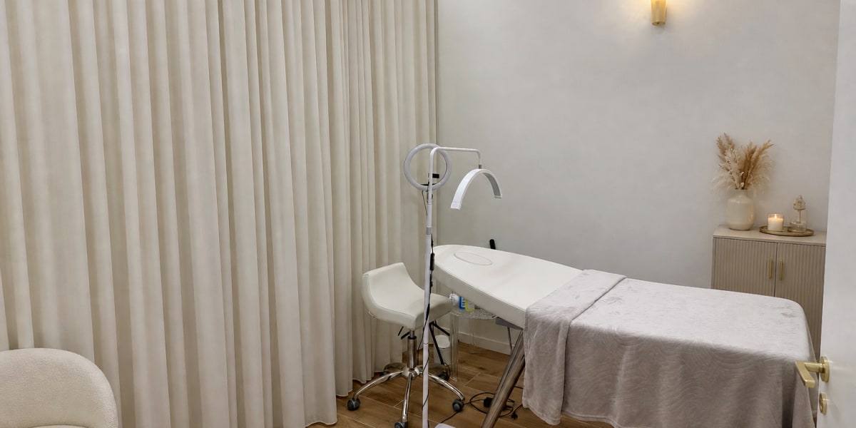 BELLEAURA - Sourcils & cils Bordeaux - Photo de couverture - OneBooking