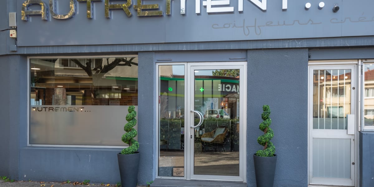 Autrement Coiffure & Beauté - Sourcils & cils Valence - Photo de couverture - OneBooking