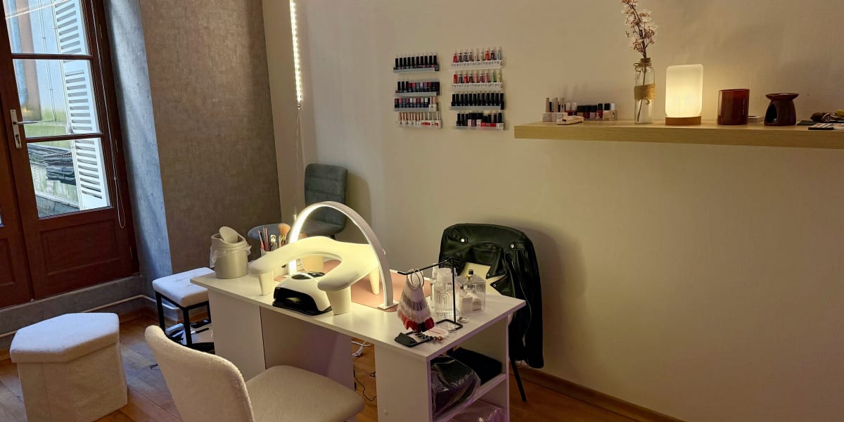 Les Ongles de Justine - Onglerie Clermont-Ferrand - Photo de couverture - OneBooking
