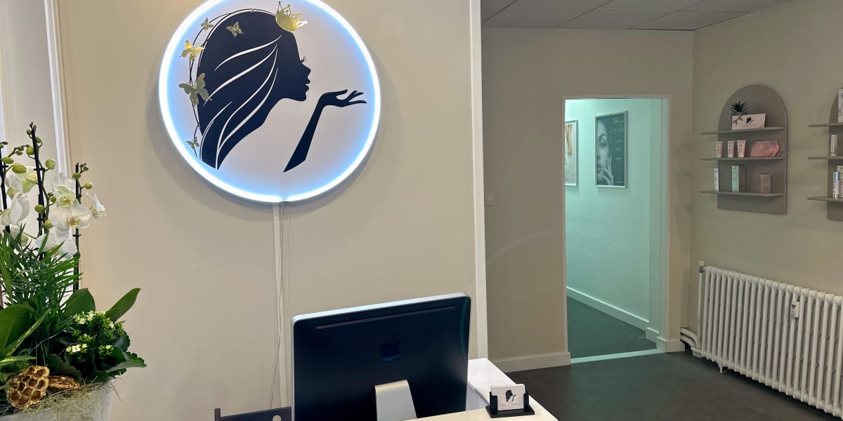 Esthetic Woman - Onglerie Tourcoing - Photo de couverture - OneBooking