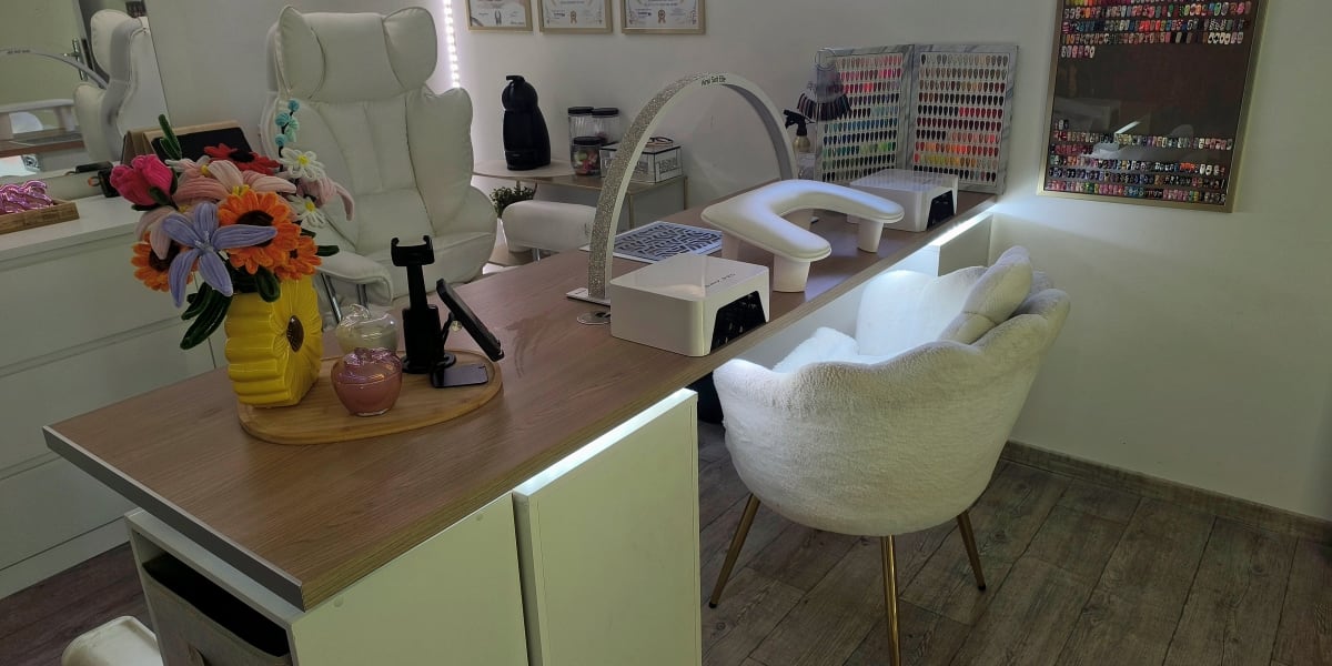 Ainsi soit elle - Onglerie Montbrison - Photo de couverture - OneBooking