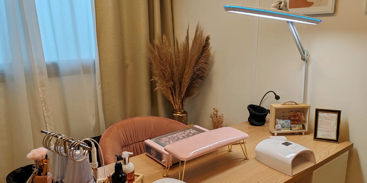 Une pause avec Julie - Onglerie Le Bouscat - Photo de couverture - OneBooking