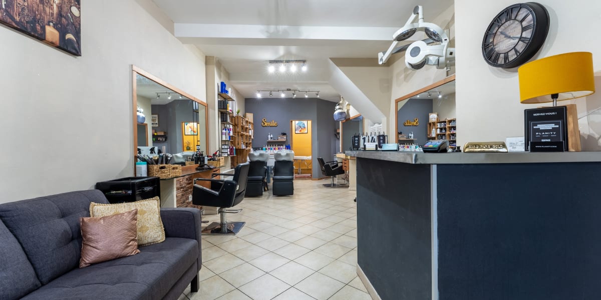 Julie G Coiffeur Créateur - Sourcils & cils Aubagne - Photo de couverture - OneBooking