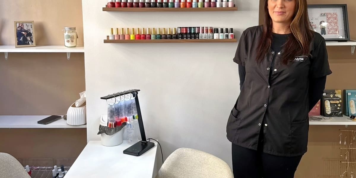 Alyna (Microneedling...) - Onglerie Toulon - Photo de couverture - OneBooking