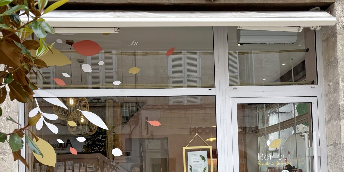 Mademoiselle Bonjour - Onglerie La Rochelle - Photo de couverture - OneBooking