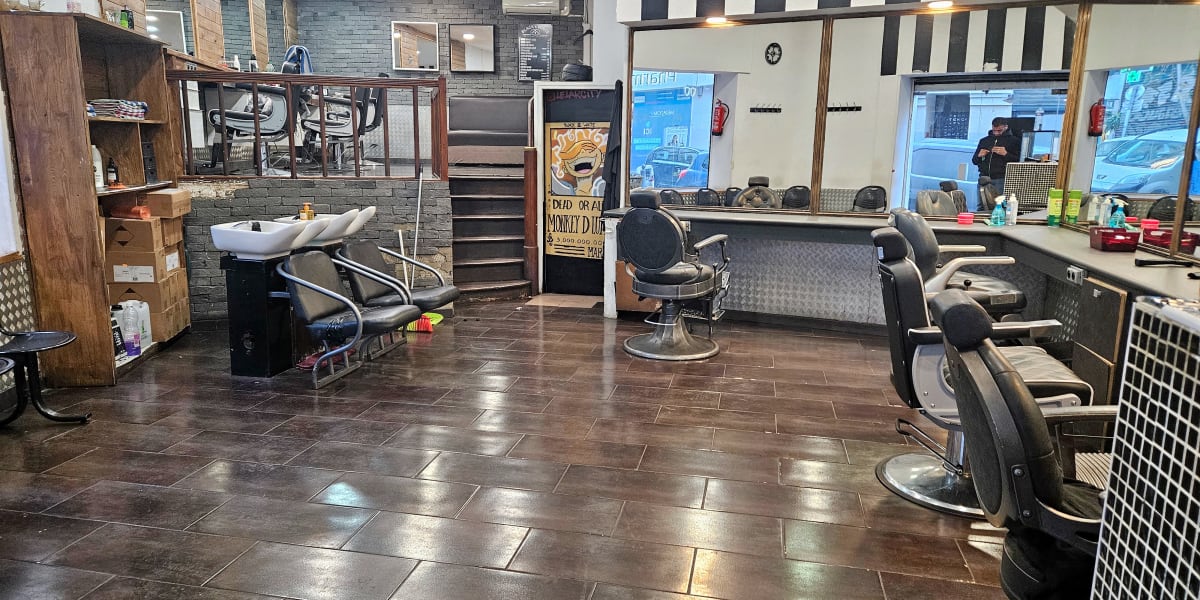 BLACK AND WHITE - Marseillle - Barbier Marseille - Photo de couverture - OneBooking