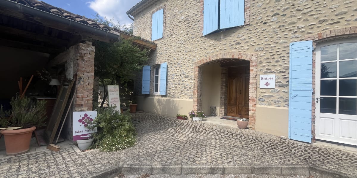 A fleur de peau - Institut de beauté Sisteron - Photo de couverture - OneBooking