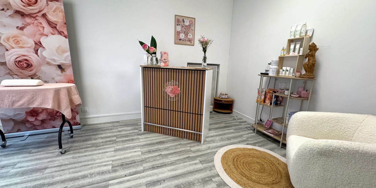 L'atelier s'aimer simplement - Elise Jamain - Créatrice bien-être et beauté pour femme - Coiffure Angers - Photo de couverture - OneBooking