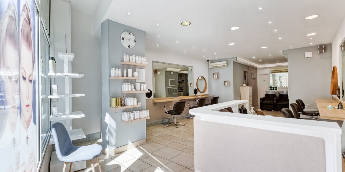 Un Brun d'Elegance - Coiffure Dijon - Photo de couverture - OneBooking