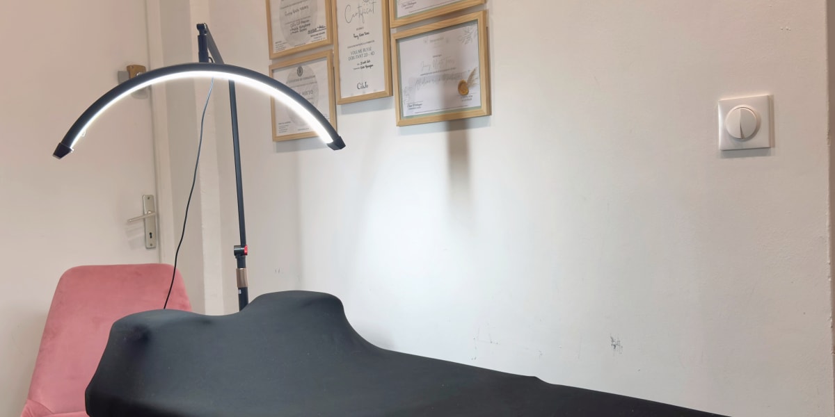 Éclat de cils - Coiffure Redessan - Photo de couverture - OneBooking