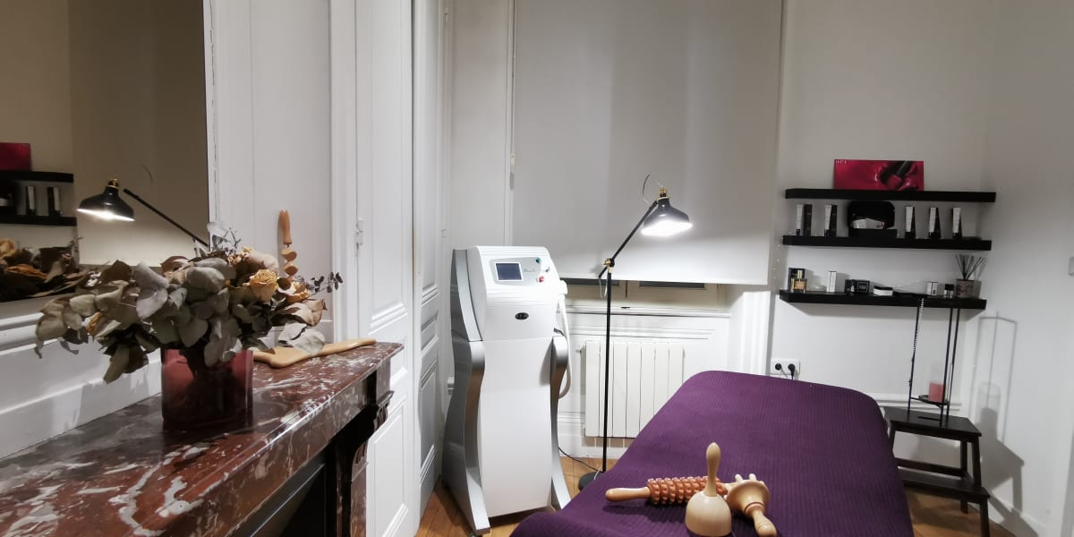 Caroline - Chez Louis Lorenzo - Institut de beauté Tassin-la-Demi-Lune - Photo de couverture - OneBooking