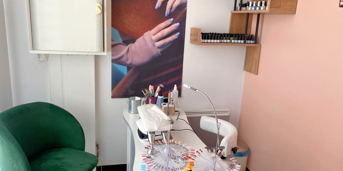 Belle et jolie - Onglerie Poitiers - Photo de couverture - OneBooking