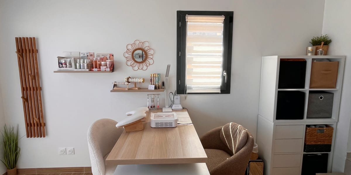 Beauté Dasi - Onglerie Redessan - Photo de couverture - OneBooking