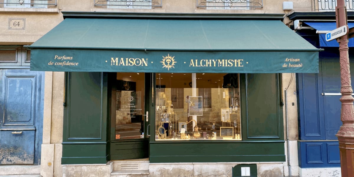 Maison Alchymiste Parfums de Confidence & Artisan de Beauté - Sourcils & cils Versailles - Photo de couverture - OneBooking