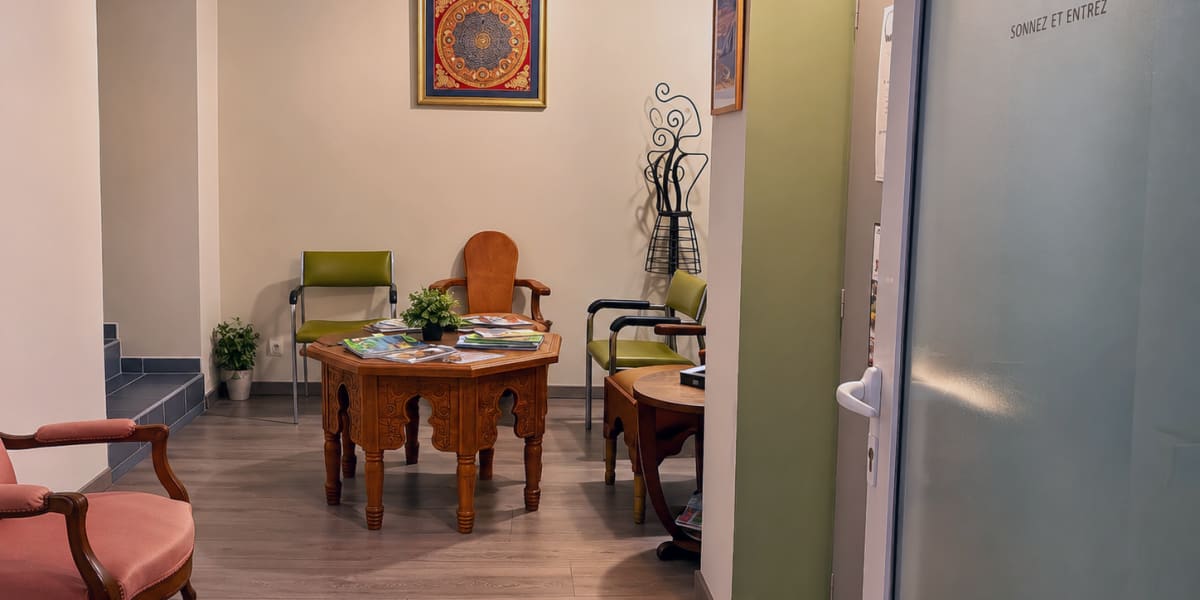 MAEVA MASSAGE BIEN ETRE - Sourcils & cils Avignon - Photo de couverture - OneBooking