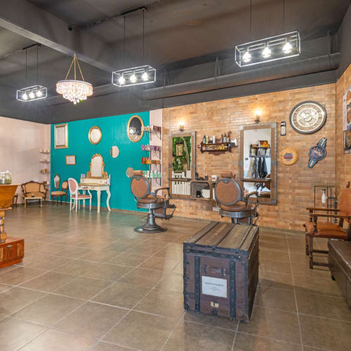 Versailles - Coiffure Villeneuve-Loubet - Versailles - Photo Galerie - OneBooking