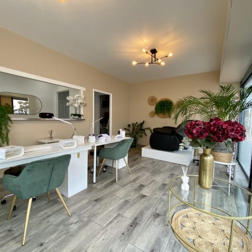 Angelina Beauty manucure russe - Sourcils & cils Cagnes-sur-Mer - Angelina Beauty manucure russe - Photo Galerie - OneBooking
