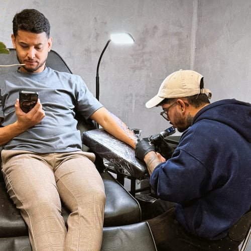 SAINTS STUDIO - Coiffeur, Barbier & Bien-être - Sourcils & cils La Seyne-sur-Mer - SAINTS STUDIO - Coiffeur, Barbier & Bien-être - Photo Galerie - OneBooking