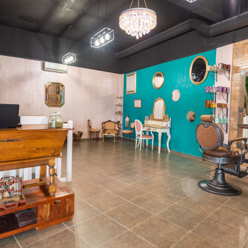 Versailles - Coiffure Villeneuve-Loubet - Versailles - Photo Galerie - OneBooking