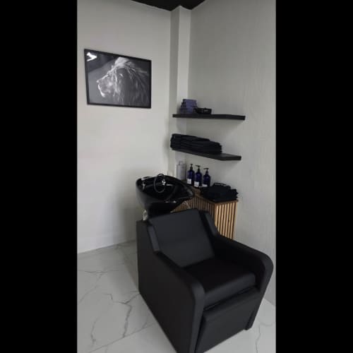 The Black Lion - Coiffure Villeneuve-Loubet - The Black Lion - Photo Galerie - OneBooking