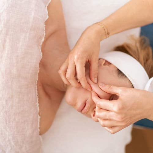 Rose Massage Therapist - Soins visage - Kobido - Drainage lymphatique - Massage Bordeaux - Rose Massage Therapist - Soins visage - Kobido - Drainage lymphatique - Photo Galerie - OneBooking