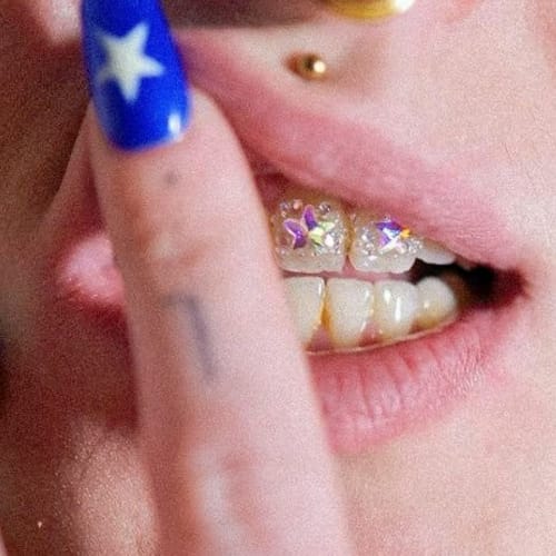 Dealeuse de gems - Grillz & Strass dentaire - Institut de beauté Rennes - Dealeuse de gems - Grillz & Strass dentaire - Photo Galerie - OneBooking