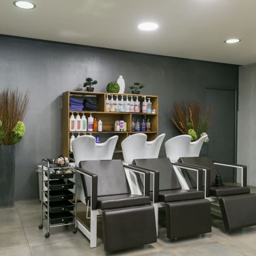 Backstage - Coiffure Saint-Julien-en-Genevois - Backstage - Photo Galerie - OneBooking