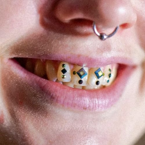 Dealeuse de gems - Grillz & Strass dentaire - Institut de beauté Rennes - Dealeuse de gems - Grillz & Strass dentaire - Photo Galerie - OneBooking