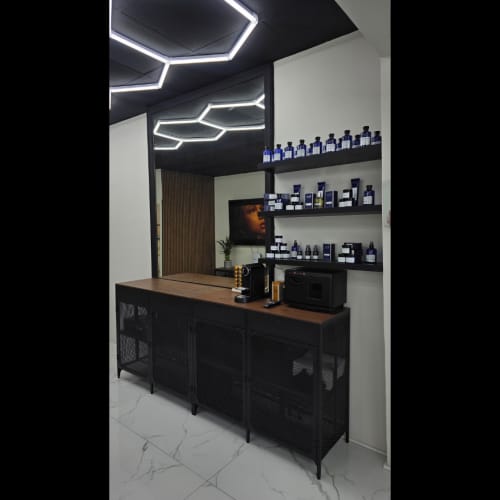 The Black Lion - Coiffure Villeneuve-Loubet - The Black Lion - Photo Galerie - OneBooking
