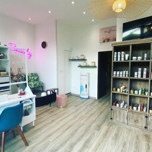 Maelle ongles et beauté - Coiffure Trets - Maelle ongles et beauté - Photo Galerie - OneBooking