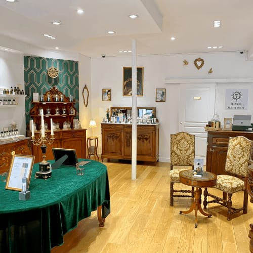Maison Alchymiste Parfums de Confidence & Artisan de Beauté - Sourcils & cils Versailles - Maison Alchymiste Parfums de Confidence & Artisan de Beauté - Photo Galerie - OneBooking