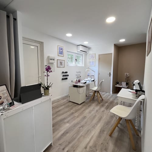 Salon de Coiffure Sabrina - Atelier de Léa - Sourcils & cils Grasse - Salon de Coiffure Sabrina - Atelier de Léa - Photo Galerie - OneBooking