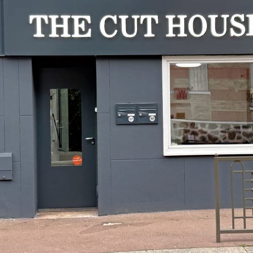 The Cut House - Sourcils & cils Suresnes - The Cut House - Photo Galerie - OneBooking