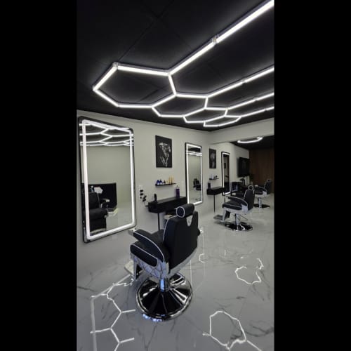 The Black Lion - Coiffure Villeneuve-Loubet - The Black Lion - Photo Galerie - OneBooking