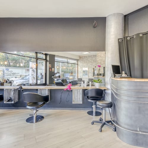 Elle et Lui Le Bar à Couleurs - Coiffure Grenoble - Elle et Lui Le Bar à Couleurs - Photo Galerie - OneBooking