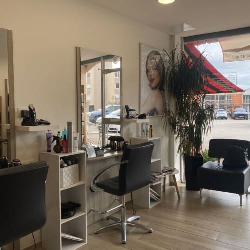 Salon de Coiffure Sabrina - Atelier de Léa - Sourcils & cils Grasse - Salon de Coiffure Sabrina - Atelier de Léa - Photo Galerie - OneBooking